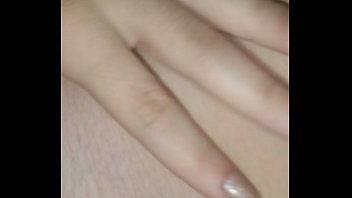 Gostosa faz aquela provocação pra ganhar leite se masturba e goza gostoso