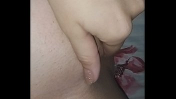 Gostosa faz aquela provocação pra ganhar leite se masturba e goza gostoso