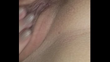 Gostosa faz aquela provocação pra ganhar leite se masturba e goza gostoso