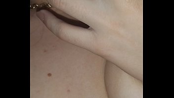 Gostosa faz aquela provocação pra ganhar leite se masturba e goza gostoso