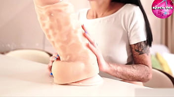 Очаровательная леди страстно футджоб большой монстр дилдо