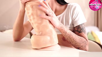 Очаровательная леди страстно футджоб большой монстр дилдо