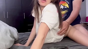 Roomie flaca de 18 años paga la renta con sexo anal