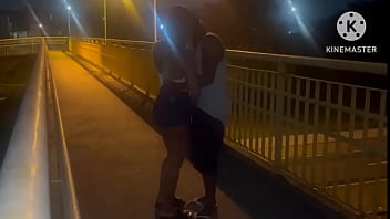 Esposa com estranho sem camisinha na passarela