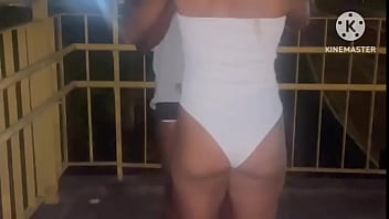 Esposa com estranho sem camisinha na passarela