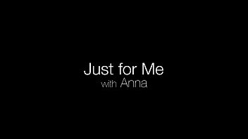 Solo hotty rubs itching twat