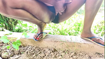 Lazy sunday on the flow gets caught mastrubating in her hammock