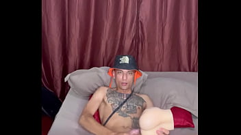 Thiago kelton comendo uma bunda de silicone no quarto