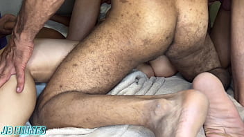 Meu marido trabalha a noite me sinto muito sozinha quando ele sai ão resolvi fazer uma festinha e convidei 4 amigos foi muito divertido