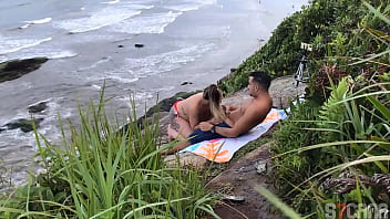 Flagrante homem transando com loira gostosa na praia itanhaem