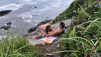 Flagrante homem transando com loira gostosa na praia itanhaem