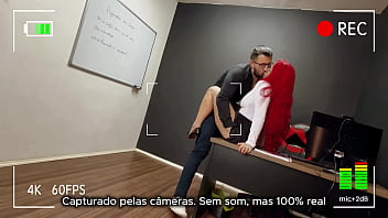 A secretária entrou só pra escrever no quadro mas saiu de joelhos