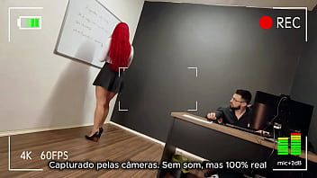 A secretária entrou só pra escrever no quadro mas saiu de joelhos