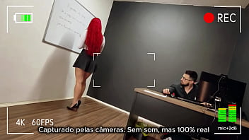 A secretária entrou só pra escrever no quadro mas saiu de joelhos