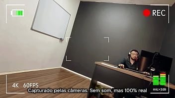 A secretária entrou só pra escrever no quadro mas saiu de joelhos