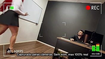 A secretária entrou só pra escrever no quadro mas saiu de joelhos