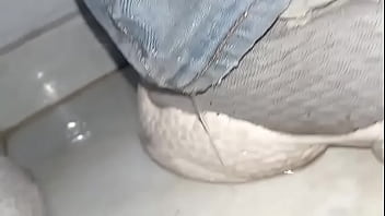 Me orino en los pantalones con mis pañales de tela y de paso tre deliciosos orgasmos