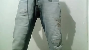 Me orino en los pantalones con mis pañales de tela y de paso tre deliciosos orgasmos