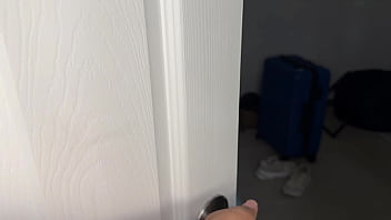 Mi amiga llega de visita ya follo en la noche