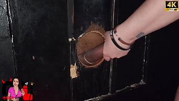 Gostosa casada vai no swing entra na cabine e da a buceta ela nao resiste e pede para o pauzudo comer o cuzinho dela e enche de leite