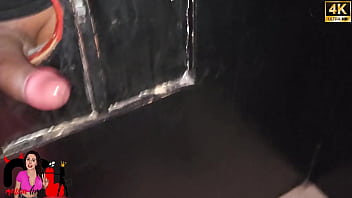 Gostosa casada vai no swing entra na cabine e da a buceta ela nao resiste e pede para o pauzudo comer o cuzinho dela e enche de leite