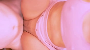 El padrastro invitó a la mejor amiga a su biblioteca y la pasión los consumió