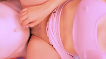 El padrastro invitó a la mejor amiga a su biblioteca y la pasión los consumió