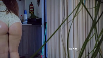 Rabuda gostosa arrumando a cama