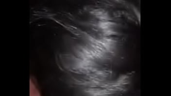 Una morena mamando guevo