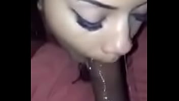 Una morena mamando guevo