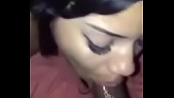 Una morena mamando guevo