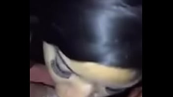 Una morena mamando guevo