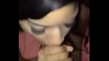 Una morena mamando guevo