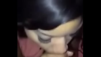 Una morena mamando guevo