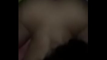 Una morena mamando guevo