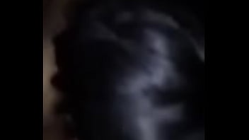 Una morena mamando guevo