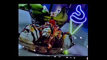 She said “split me jt ” #splitme #bananasplit #icecream #makeitcreamy #gettincreamywithjt #desserts #ic