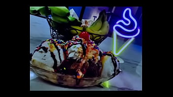 She said “split me jt ” #splitme #bananasplit #icecream #makeitcreamy #gettincreamywithjt #desserts #ic