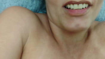 Coroa safada dando para um novinho amigo de faculdade do seu filho