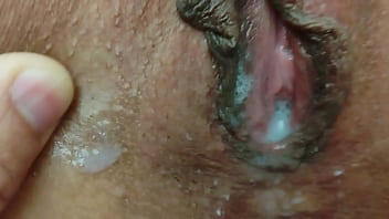 Coroa safada dando para um novinho amigo de faculdade do seu filho