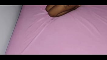 Mi hermanastro es tan pervertido que me convence para coger por el culo