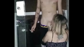 Eu estava fumando na varanda e a loirinha me fez relaxar com um boquete maravilhoso