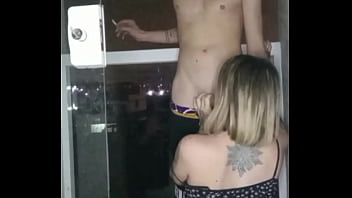 Eu estava fumando na varanda e a loirinha me fez relaxar com um boquete maravilhoso