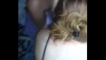 Tenemos sexo y mi novia usa un dildo con nuestra amiga