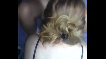 Tenemos sexo y mi novia usa un dildo con nuestra amiga