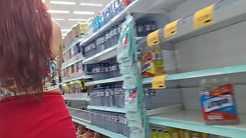 Esposa se exibe sem calcinha em publico