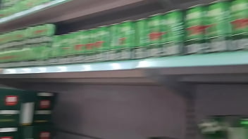 Esposa se exibe sem calcinha em publico