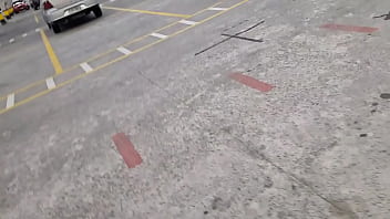 Esposa se exibe sem calcinha em publico