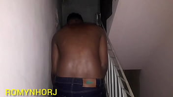 Novinha de shortinho dando pro pirocudo na casa em obra botou o shortinho pro lado tomou pirocada