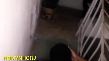 Novinha de shortinho dando pro pirocudo na casa em obra botou o shortinho pro lado tomou pirocada